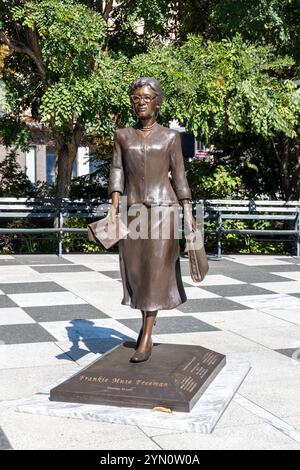 ST. LOUIS, MISSOURI États-Unis - 5 OCTOBRE 2024 : une statue de Frankie Muse Freeman, pionnier des droits civiques sur Kiener Plaza. Banque D'Images