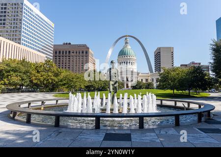 ST. LOUIS, MISSOURI États-Unis - 5 OCTOBRE 2024 : la fontaine commémorative Kiener et la statue intitulée 'The Runner' devant le palais de justice Old ont Louis. Banque D'Images