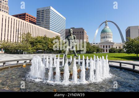 ST. LOUIS, MISSOURI États-Unis - OCTOBRE 2024 : la fontaine commémorative Kiener et la statue intitulée 'The Runner' devant le palais de justice de l'ancien Louis. Banque D'Images