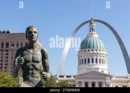 ST. LOUIS, MISSOURI États-Unis - 5 OCTOBRE 2024 : la fontaine commémorative Kiener et la statue intitulée 'The Runner' devant le palais de justice Old ont Louis. Banque D'Images