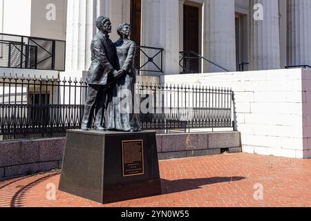 ST. LOUIS, MISSOURI États-Unis - 5 OCTOBRE 2024 : une statue de Dred et Harriet Scott, anciens esclaves, devant l'ancien palais de justice. Banque D'Images