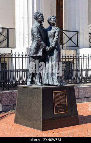 ST. LOUIS, MISSOURI États-Unis - 5 OCTOBRE 2024 : une statue de Dred et Harriet Scott, anciens esclaves, devant l'ancien palais de justice. Banque D'Images