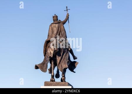 ST. LOUIS, MISSOURI États-Unis - 5 OCTOBRE 2024 : statue du roi Louis IX de France, située en face du musée d'art Louis à Forest Park. Banque D'Images