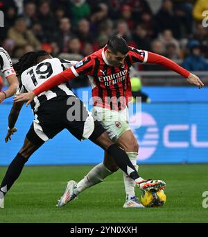 Milan, Italie. 23 novembre 2024. Alvaro Morata (R) de l'AC Milan affronte Khephren Thuram de la Juventus lors d'un match de Serie A entre l'AC Milan et la Juventus à Milan, Italie, le 23 novembre 2024. Crédit : Alberto Lingria/Xinhua/Alamy Live News Banque D'Images