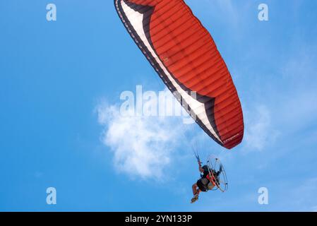 Parapente aérienne volant une aile de paramotoring Pegasus le long de la côte au-dessus de Ponte Vedra Beach dans le nord-est de la Floride. (ÉTATS-UNIS) Banque D'Images