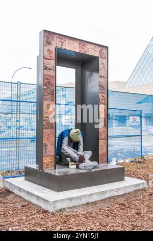 Mémorial des sans-abri par Keith Turnbull et Richie Velthuis (2011) au 100 Street & 103A Avenue Parkette. Carreaux de céramique, acier peint, ciment Portland Banque D'Images