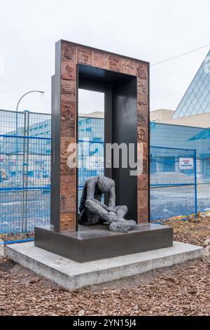 Mémorial des sans-abri par Keith Turnbull et Richie Velthuis (2011) au 100 Street & 103A Avenue Parkette. Carreaux de céramique, acier peint, ciment Portland Banque D'Images