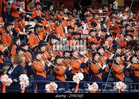 Syracuse, New York, États-Unis. 23 novembre 2024. Le Syracuse Orange Band joue lors d'un match contre les Huskies UConn. L'Université de Syracuse Orange a accueilli les Huskies de l'Université du Connecticut dans un match de football NCAA au JMA Wireless Dome à Syracuse, New York. (Jonathan Tenca/CSM). Crédit : csm/Alamy Live News Banque D'Images