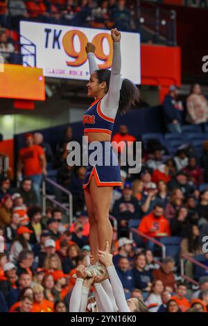 Syracuse, New York, États-Unis. 23 novembre 2024. Un meneur de pom-pom Syracuse Orange préforme lors d'un match contre les Huskies UConn. L'Université de Syracuse Orange a accueilli les Huskies de l'Université du Connecticut dans un match de football NCAA au JMA Wireless Dome à Syracuse, New York. (Jonathan Tenca/CSM). Crédit : csm/Alamy Live News Banque D'Images