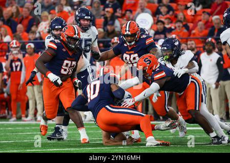 Syracuse, New York, États-Unis. 23 novembre 2024. Les joueurs de Syracuse Orange limogent le quarterback UConn Huskies. L'Université de Syracuse Orange a accueilli les Huskies de l'Université du Connecticut dans un match de football NCAA au JMA Wireless Dome à Syracuse, New York. (Jonathan Tenca/CSM). Crédit : csm/Alamy Live News Banque D'Images