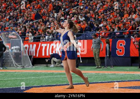 Syracuse, New York, États-Unis. 23 novembre 2024. Un meneur de pom-pom Syracuse Orange préforme lors d'un match contre les Huskies UConn. L'Université de Syracuse Orange a accueilli les Huskies de l'Université du Connecticut dans un match de football NCAA au JMA Wireless Dome à Syracuse, New York. (Jonathan Tenca/CSM). Crédit : csm/Alamy Live News Banque D'Images