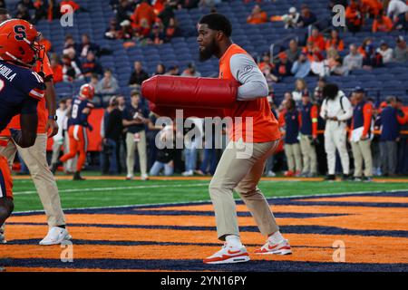 Syracuse, New York, États-Unis. 23 novembre 2024. L'Université de Syracuse Orange a accueilli les Huskies de l'Université du Connecticut dans un match de football NCAA au JMA Wireless Dome à Syracuse, New York. (Jonathan Tenca/CSM). Crédit : csm/Alamy Live News Banque D'Images