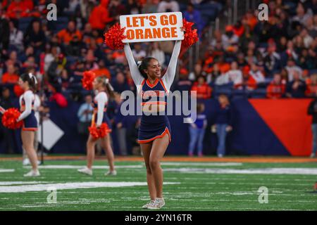 Syracuse, New York, États-Unis. 23 novembre 2024. Un meneur de pom-pom Syracuse Orange préforme lors d'un match contre les Huskies UConn. L'Université de Syracuse Orange a accueilli les Huskies de l'Université du Connecticut dans un match de football NCAA au JMA Wireless Dome à Syracuse, New York. (Jonathan Tenca/CSM). Crédit : csm/Alamy Live News Banque D'Images