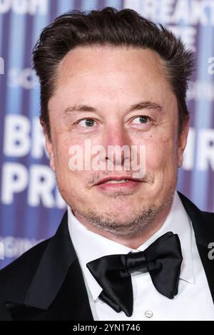 (FILE) Elon Musk repousse le vice-président élu des États-Unis JD Vance de côté en tant que président élu des États-Unis, le n° 2 de Donald Trump. MIRACLE MILE, LOS ANGELES, CALIFORNIE, États-Unis - 13 AVRIL : le président-directeur général de Tesla, Inc et SpaceX et président de X (anciennement Twitter) Elon Musk arrive à la 10e cérémonie annuelle du Prix révolutionnaire qui s'est tenue à l'Academy Museum of Motion Pictures le 13 avril 2024 à Miracle Mile, Los Angeles, Californie, États-Unis. (Photo de Xavier Collin/image Press Agency) Banque D'Images