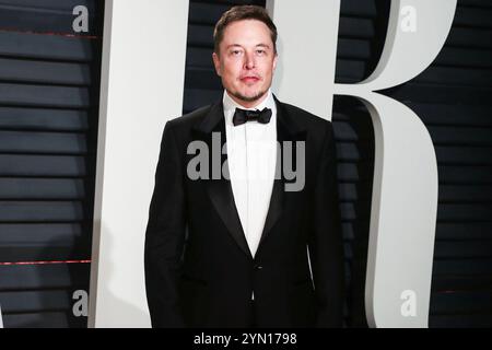 (FILE) Elon Musk repousse le vice-président élu des États-Unis JD Vance de côté en tant que président élu des États-Unis, le n° 2 de Donald Trump. BEVERLY HILLS, LOS ANGELES, CALIFORNIE, États-Unis - FÉVRIER 26 : Président-directeur général de Tesla, Inc et SpaceX et Président de X (anciennement Twitter) Elon Musk arrive à la Vanity Fair Oscar Party 2017 qui se tient au Wallis Annenberg Center for the Performing Arts le 26 février 2017 à Beverly Hills, Los Angeles, Californie, États-Unis. (Photo de Xavier Collin/image Press Agency) Banque D'Images