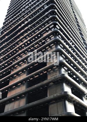 Balikpapan-East kalimantan novembre 23,2024 pile de nombreuses palettes d'expédition en plastique noir dans l'entrepôt d'usine, palettes en plastique dans le fait de moulage en plastique Banque D'Images