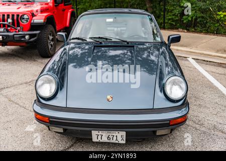 Chicago, Illinois - 29 septembre 2024 : 1989 Porsche 911 Carrera Targa garée dans la rue. Porsche 911 Carrera Targa 1989 voiture vintage de luxe sport. Banque D'Images