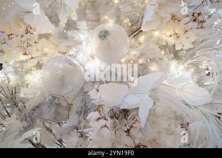 Vue rapprochée du détail de décoration de l'arbre de Noël blanc. Banque D'Images