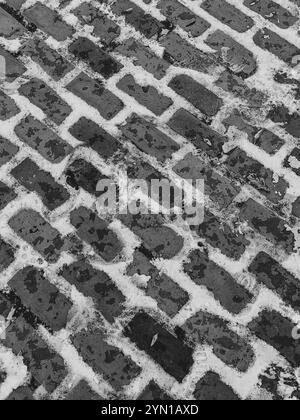 Géométrie hivernale : pavés enneigés Banque D'Images