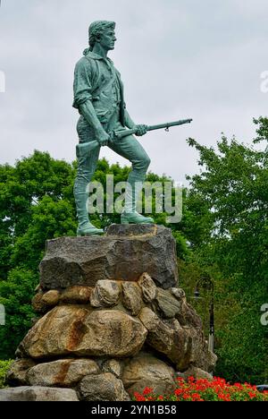 La sculpture « Lexington Minuteman » de Henry Hudson Kitson à Lexington, Massachusetts, États-Unis. Honore les Minutemen de la guerre d'indépendance américaine. Banque D'Images