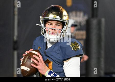 Bronx, New York, États-Unis. 23 novembre 2024. Riley Leonard 13 QB de ne DAME se réchauffe devant Army Black Knight (18) à notre Dame Fighting Irish (6) dans la série Shamrock au Yankee Stadium Bronx NY (crédit image : © James Patrick Cooper/ZUMA Press Wire) USAGE ÉDITORIAL SEULEMENT! Non destiné à UN USAGE commercial ! Banque D'Images