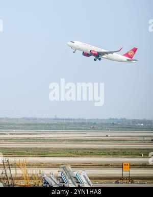 Shanghai, Chine - 04 novembre 2024 : Juneyao Air Airbus décolle de l'aéroport international de Shanghai Pudong. Banque D'Images