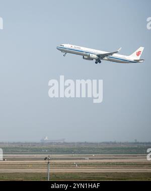 Shanghai, Chine - 04 novembre 2024 : Air China Airbus décolle de l'aéroport international de Shanghai Pudong. Banque D'Images