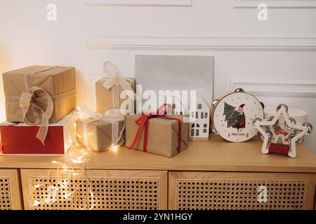 Cadeaux de Noël et décorations sur Banque D'Images