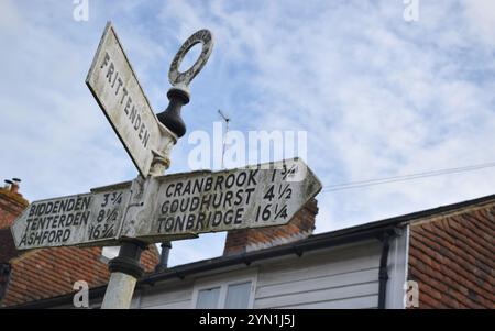 Panneau routier pour les villes anglaises de l'est du Sussex. Banque D'Images