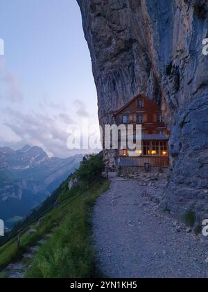 Ebenalp en Suisse, Appenzell juin 2021, Berggasthaus Aescher dans den Appenzeller Alpen, Appenzell, Alpes suisses et un restaurant sous une falaise sur la montagne Banque D'Images