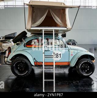Voiture historique VW Beetle avec tente de voiture sur le toit à Hanovre, Allemagne, 7 juillet 2024 Banque D'Images