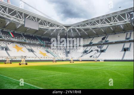TURIN, ITALIE - 12 NOVEMBRE 2024 : vue panoramique sur le terrain de jeu du Juventus Football Club au stade Allianz à Turin, Italie Banque D'Images