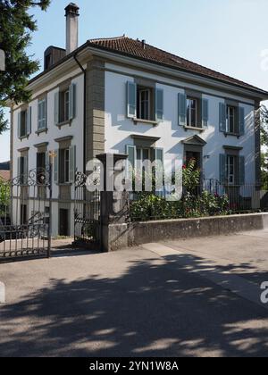 Ancien manoir dans la ville européenne Murten au canton de Fribourg en Suisse, ciel bleu clair en 2018 chaude journée d'été ensoleillée le mois d'août - verticale Banque D'Images