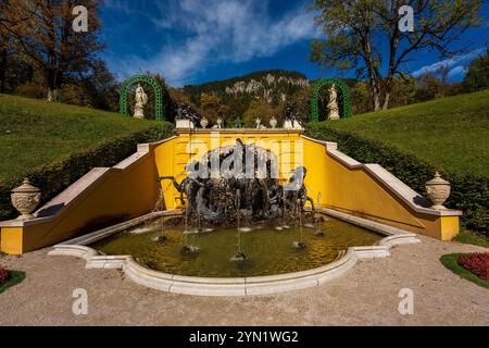 Vue des cascades du château de Linderhof en Allemagne. Banque D'Images