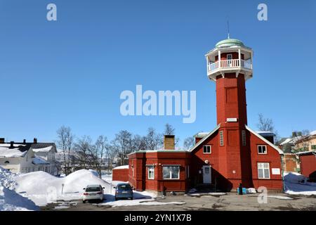 Kiruna, Suède. 12 avril 2021. La tour de l'ancienne caserne de pompiers dans la ville arctique de Kiruna est photographiée. La ville est menacée par sa propre mine : la plus grande mine souterraine de minerai de fer au monde, détenue par la société publique suédoise LKAB. La mine, qui a ouvert ses portes en 1900, a créé une instabilité géologique qui oblige la ville de Kiruna à se déplacer, petit à petit. Environ 6 000 personnes auront été relogées dans de nouveaux logements d'ici 2035. (Photo par Apolline Guillerot-Malick/SOPA images/Sipa USA) crédit : Sipa USA/Alamy Live News Banque D'Images