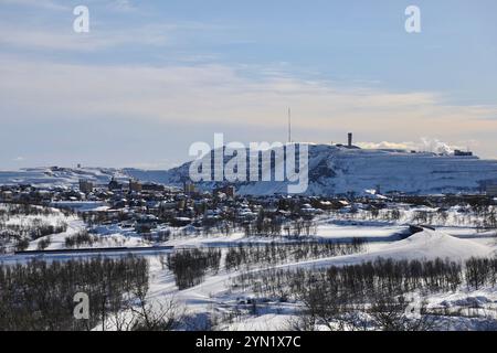 Kiruna, Suède. 12 avril 2021. La mine de fer de Kiruna surplombe la ville de Kiruna. C'est la plus grande mine souterraine de minerai de fer au monde, détenue par la société publique suédoise LKAB. La mine, qui a ouvert ses portes en 1900, a créé une instabilité géologique qui oblige la ville arctique de Kiruna à déménager, petit à petit. Environ 6 000 personnes auront été relogées dans de nouveaux logements à trois kilomètres à l’est de la vieille ville d’ici 2035. (Photo par Apolline Guillerot-Malick/SOPA images/Sipa USA) crédit : Sipa USA/Alamy Live News Banque D'Images