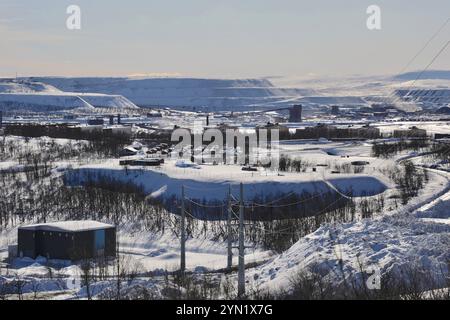 Kiruna, Suède. 12 avril 2021. La mine de fer de Kiruna surplombe la ville de Kiruna. C'est la plus grande mine souterraine de minerai de fer au monde, détenue par la société publique suédoise LKAB. La mine, qui a ouvert ses portes en 1900, a créé une instabilité géologique qui oblige la ville arctique de Kiruna à déménager, petit à petit. Environ 6 000 personnes auront été relogées dans de nouveaux logements à trois kilomètres à l’est de la vieille ville d’ici 2035. (Photo par Apolline Guillerot-Malick/SOPA images/Sipa USA) crédit : Sipa USA/Alamy Live News Banque D'Images