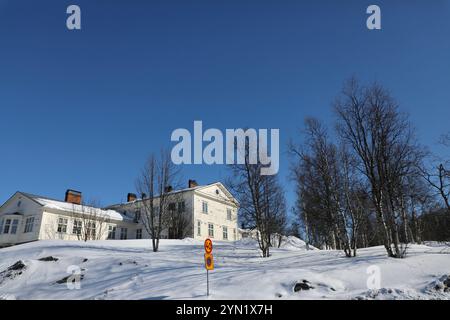 Kiruna, Suède. 12 avril 2021. Un vieux bâtiment vu dans la ville arctique de Kiruna. La ville est menacée par la mine de Kiruna, la plus grande mine souterraine de minerai de fer au monde, détenue par la société publique suédoise LKAB. La mine, qui a ouvert ses portes en 1900, a créé une instabilité géologique qui oblige la ville de Kiruna à se déplacer, petit à petit. Environ 6 000 personnes auront été relogées dans de nouveaux logements à trois kilomètres à l’est de la vieille ville d’ici 2035. (Photo par Apolline Guillerot-Malick/SOPA images/Sipa USA) crédit : Sipa USA/Alamy Live News Banque D'Images