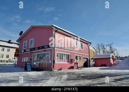 Kiruna, Suède. 12 avril 2021. Une vue d'un magasin dans la ville arctique de Kiruna. La ville est menacée par la mine de Kiruna, la plus grande mine souterraine de minerai de fer au monde, détenue par la société publique suédoise LKAB. La mine, qui a ouvert ses portes en 1900, a créé une instabilité géologique qui oblige la ville de Kiruna à se déplacer, petit à petit. Environ 6 000 personnes auront été relogées dans de nouveaux logements à trois kilomètres à l’est de la vieille ville d’ici 2035. (Photo par Apolline Guillerot-Malick/SOPA images/Sipa USA) crédit : Sipa USA/Alamy Live News Banque D'Images