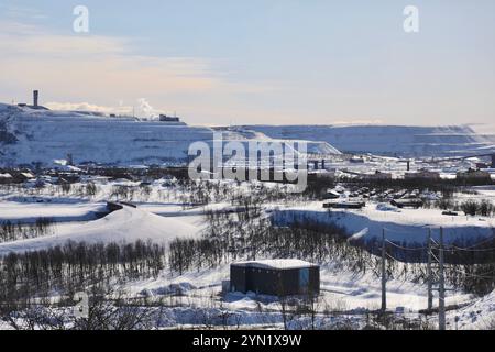 Kiruna, Suède. 12 avril 2021. La mine de fer de Kiruna surplombe la ville de Kiruna. C'est la plus grande mine souterraine de minerai de fer au monde, détenue par la société publique suédoise LKAB. La mine, qui a ouvert ses portes en 1900, a créé une instabilité géologique qui oblige la ville arctique de Kiruna à déménager, petit à petit. Environ 6 000 personnes auront été relogées dans de nouveaux logements à trois kilomètres à l’est de la vieille ville d’ici 2035. (Photo par Apolline Guillerot-Malick/SOPA images/Sipa USA) crédit : Sipa USA/Alamy Live News Banque D'Images