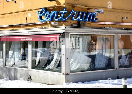 Kiruna, Suède. 12 avril 2021. Un magasin de vêtements vintage dans la ville arctique de Kiruna. La ville est menacée par sa propre mine : la plus grande mine souterraine de minerai de fer au monde, détenue par la société publique suédoise LKAB. La mine, qui a ouvert ses portes en 1900, a créé une instabilité géologique qui oblige la ville de Kiruna à se déplacer, petit à petit. Environ 6 000 personnes auront été relogées dans de nouveaux logements à trois kilomètres à l’est de la vieille ville d’ici 2035. (Photo par Apolline Guillerot-Malick/SOPA images/Sipa USA) crédit : Sipa USA/Alamy Live News Banque D'Images