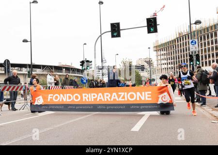 Milano, Ita. 24 novembre 2024. Due ragazzi di Ultima Generazione interrompre le semi-marathon Milano21, 24 novembre 2024 Milano Italia, ( Foto Claudia Vanacore/LaPresse) deux gars de Ultima Generazione interrompre le semi-marathon Milano21, 24 novembre 2024 Milan Italie, (photo Claudia Vanacore/LaPresse) crédit : LaPresse/Alamy Live News Banque D'Images