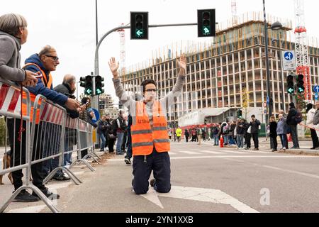 Milano, Ita. 24 novembre 2024. Due ragazzi di Ultima Generazione interrompre le semi-marathon Milano21, 24 novembre 2024 Milano Italia, ( Foto Claudia Vanacore/LaPresse) deux gars de Ultima Generazione interrompre le semi-marathon Milano21, 24 novembre 2024 Milan Italie, (photo Claudia Vanacore/LaPresse) crédit : LaPresse/Alamy Live News Banque D'Images