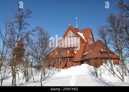 Kiruna, comté de Norrbotten, Suède. 12 avril 2021. L'église de Kiruna est photographiée en 2021, avant son déménagement. Conçu par l'architecte Gustaf Wickman pour ressembler à une cabane indigène Sami, il a été inauguré en 1912. Il a été élu "le plus beau bâtiment (avant les années 1950) de Suède". Mais tout comme la ville de Kiruna, l'église est menacée par la mine de Kiruna : la plus grande mine souterraine de minerai de fer du monde, détenue par la société publique suédoise LKAB. La mine, qui a ouvert ses portes en 1900, a créé une instabilité géologique qui oblige la ville arctique de Kiruna à déménager, petit à petit. Banque D'Images