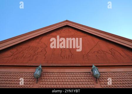 Kiruna, comté de Norrbotten, Suède. 12 avril 2021. Le fronton de l'église de Kiruna, est vu en 2021, avant son déménagement. Conçu par l'architecte Gustaf Wickman pour ressembler à une cabane indigène Sami, il a été inauguré en 1912. Il a été élu "le plus beau bâtiment (avant les années 1950) de Suède". Mais tout comme la ville de Kiruna, l'église est menacée par la mine de Kiruna : la plus grande mine souterraine de minerai de fer du monde, détenue par la société publique suédoise LKAB. La mine, qui a ouvert en 1900, a créé une instabilité géologique qui oblige la ville arctique de Kiruna à déménager, litt Banque D'Images