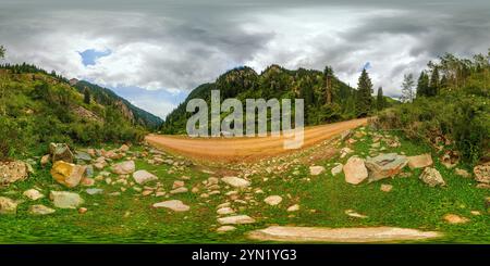 Vue panoramique à 360° de Plein 360 degrés sphérique HDRi panorama d'une gorge de montagne avec chemin de terre sèche, rochers et forêt de conifères sur une journée nuageuse d'été dans équirectangulaire