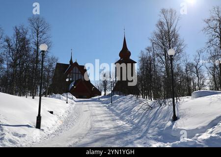 Kiruna, comté de Norrbotten, Suède. 12 avril 2021. L'église de Kiruna est photographiée en 2021, avant son déménagement. Conçu par l'architecte Gustaf Wickman pour ressembler à une cabane indigène Sami, il a été inauguré en 1912. Il a été élu "le plus beau bâtiment (avant les années 1950) de Suède". Mais tout comme la ville de Kiruna, l'église est menacée par la mine de Kiruna : la plus grande mine souterraine de minerai de fer du monde, détenue par la société publique suédoise LKAB. La mine, qui a ouvert ses portes en 1900, a créé une instabilité géologique qui oblige la ville arctique de Kiruna à déménager, petit à petit. Banque D'Images