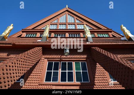 Kiruna, comté de Norrbotten, Suède. 12 avril 2021. L'église de Kiruna est photographiée en 2021, avant son déménagement. Conçu par l'architecte Gustaf Wickman pour ressembler à une cabane indigène Sami, il a été inauguré en 1912. Il a été élu "le plus beau bâtiment (avant les années 1950) de Suède". Mais tout comme la ville de Kiruna, l'église est menacée par la mine de Kiruna : la plus grande mine souterraine de minerai de fer du monde, détenue par la société publique suédoise LKAB. La mine, qui a ouvert ses portes en 1900, a créé une instabilité géologique qui oblige la ville arctique de Kiruna à déménager, petit à petit. Banque D'Images