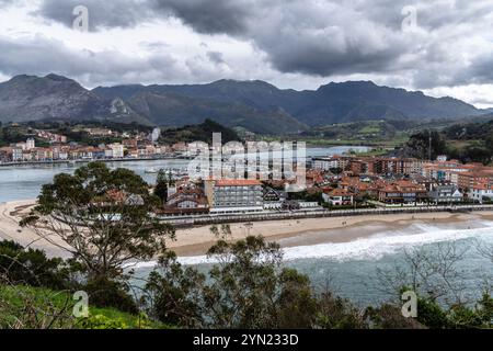 Vue panoramique sur la charmante ville de Ribadesella dans les Asturies, Espagne Banque D'Images