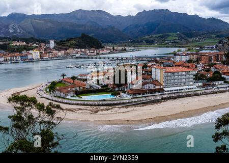 Vue panoramique sur la charmante ville de Ribadesella dans les Asturies, Espagne Banque D'Images